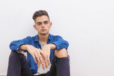 Beyaz duvardaki genç rahat tarzı