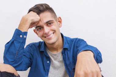 Beyaz duvardaki genç rahat tarzı