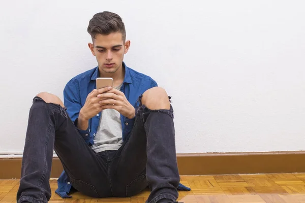 Νεαρός Έφηβος Στο Πάτωμα Κινητό Τηλέφωνο — Φωτογραφία Αρχείου