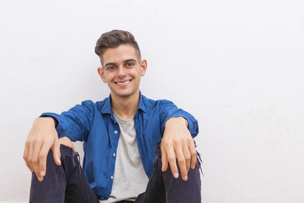 Estilo Casual Jovem Parede Branca — Fotografia de Stock