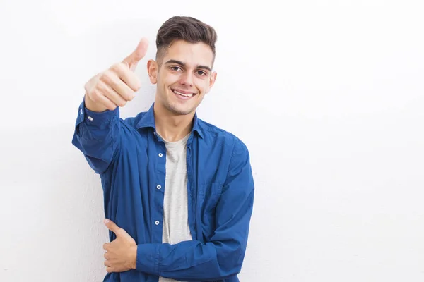 Estilo Casual Jovem Parede Branca — Fotografia de Stock