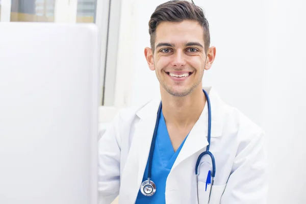 Medico Che Lavora Con Computer Nella Consultazione Medica — Foto Stock