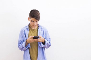 Genç varoluş ile hareket eden telefon