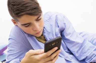 cep telefonu evde çocukla