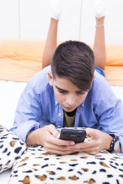 cep telefonu evde çocukla