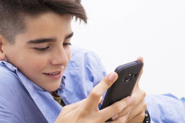 cep telefonu evde çocukla