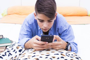 cep telefonu evde çocukla