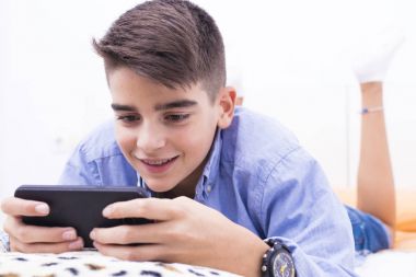 Çocuk evde yalan bir cep telefonu ile