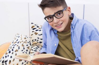 Eğitim ve kitap ile evde okuma genç öncesi genç