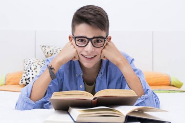 preadolescent çocuk ev odasında kitaplarla eğitim