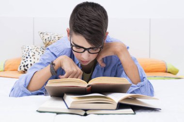 preadolescent çocuk ev odasında kitaplarla eğitim