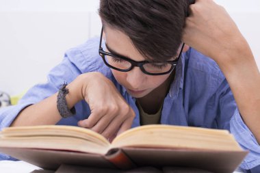 preadolescent çocuk ev odasında kitaplarla eğitim