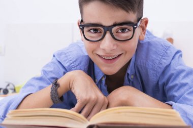 preadolescent çocuk ev odasında kitaplarla eğitim