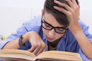 preadolescent çocuk ev odasında kitaplarla eğitim