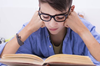 preadolescent çocuk ev odasında kitaplarla eğitim