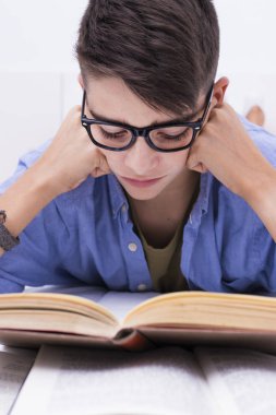 preadolescent çocuk ev odasında kitaplarla eğitim