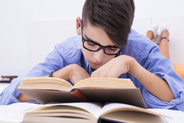 preadolescent çocuk ev odasında kitaplarla eğitim