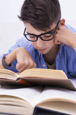 preadolescent çocuk ev odasında kitaplarla eğitim