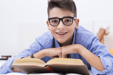 preadolescent çocuk ev odasında kitaplarla eğitim