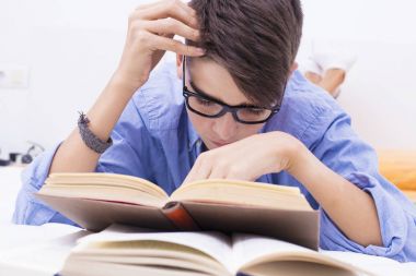 stres ve yük kitaplarla ifadesi ile genç öğrenci