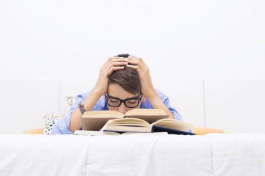 evde eğitim kitapları ile genç