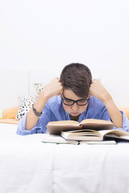 Eğitim ve kitap ile evde okuma genç öncesi genç