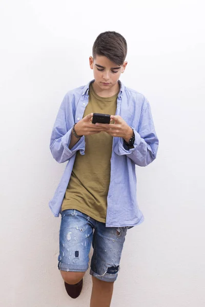 Preadolescente Joven Con Teléfono Móvil — Foto de Stock