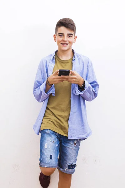 Jonge Preteen Met Mobiele Telefoon — Stockfoto