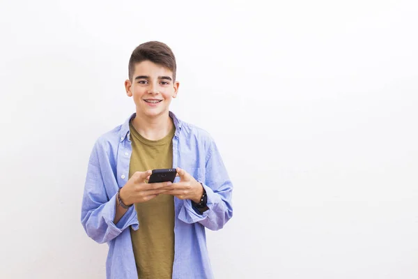 Jonge Preteen Met Mobiele Telefoon — Stockfoto