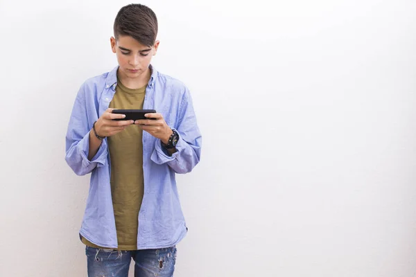 Adolescente Joven Con Teléfono Celular Blanco Aislado — Foto de Stock