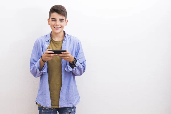 Ung Tonåring Med Tom Cell Telefonerna Isolerade — Stockfoto