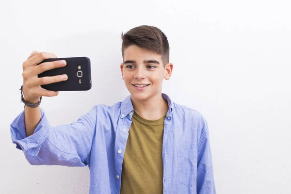 Adolescente Joven Con Teléfono Celular Blanco Aislado —  Fotos de Stock