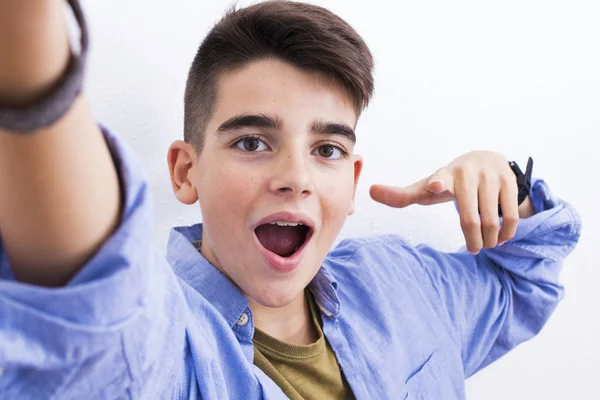 Jonge Tiener Fotograferen Met Telefoon — Stockfoto