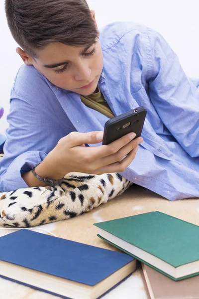 Barn Med Mobiltelefon Som Liggande Hemma — Stockfoto