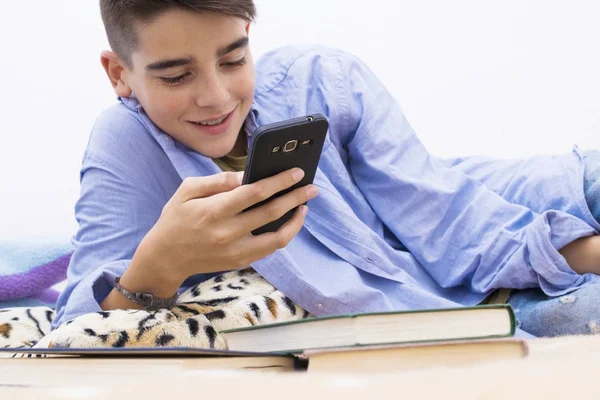 Çocuk evde yalan bir cep telefonu ile