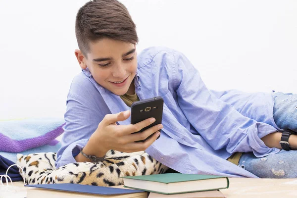 Barn Med Mobiltelefon Som Liggande Hemma — Stockfoto