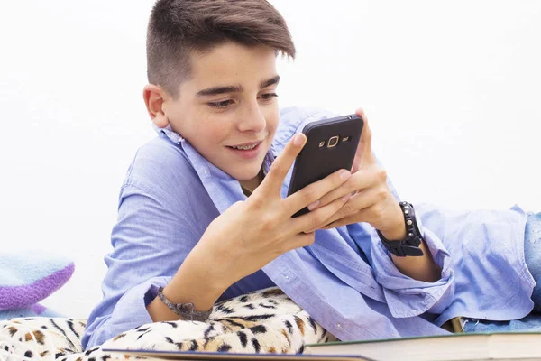 Barn Med Mobiltelefon Som Liggande Hemma — Stockfoto