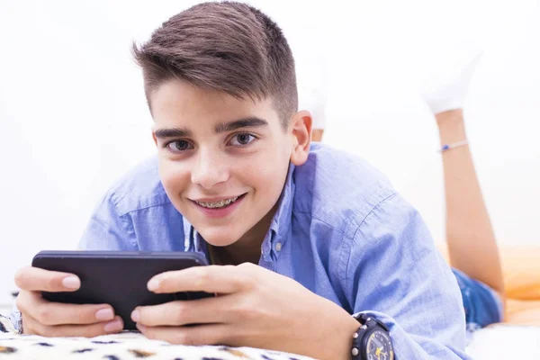 Nastoletni Chłopiec Inteligentny Telefon — Zdjęcie stockowe