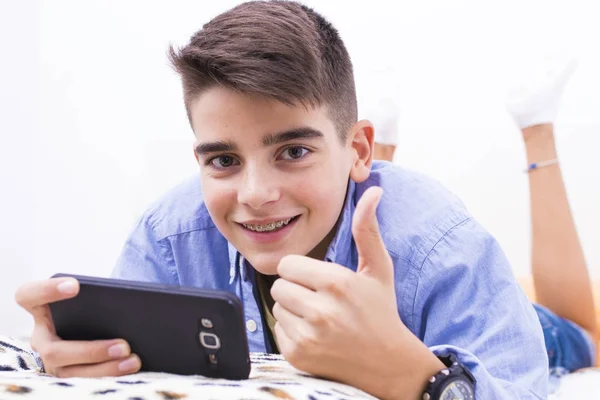 Teenager Mit Smartphone — Stockfoto