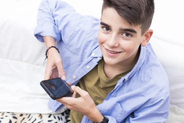 Unga Preteen Med Mobiltelefonen Hemma — Stockfoto
