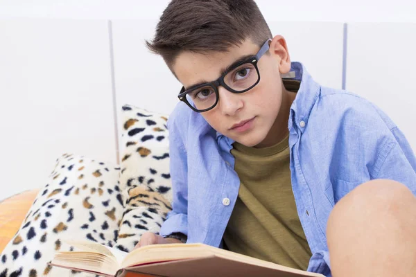 Eğitim ve kitap ile evde okuma genç öncesi genç