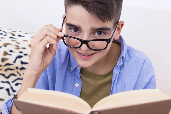 Jovem Pré Adolescente Estudando Lendo Com Livro Casa — Fotografia de Stock