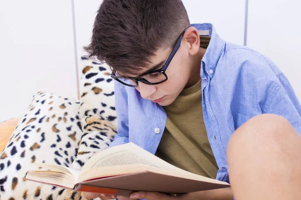 Молодий Допідліток Навчається Читає Книгою Вдома — стокове фото