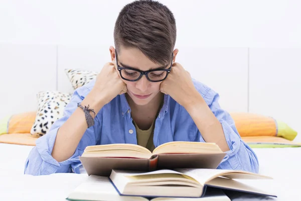 Jovem Pré Adolescente Estudando Lendo Com Livro Casa — Fotografia de Stock