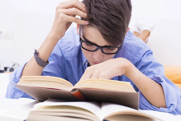 stres ve yük kitaplarla ifadesi ile genç öğrenci