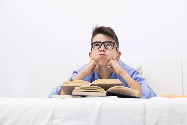 ストレスと書籍との重荷の式を持つ若い学生 — ストック写真