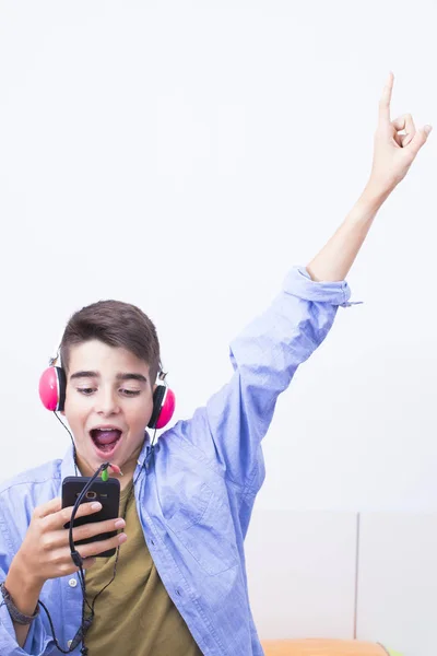 Cep Telefonu Müzik Kulaklık Ile Genç Çocuk — Stok fotoğraf