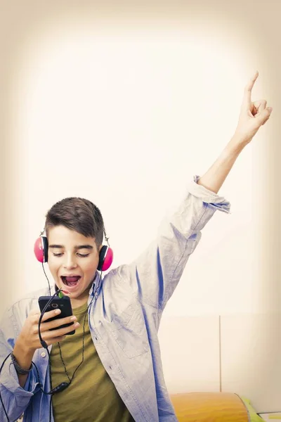 Ragazzo Adolescente Con Telefono Cellulare Cuffie Che Ascolta Musica — Foto Stock