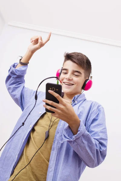 Adolescente Con Teléfono Móvil Auriculares Escuchando Música —  Fotos de Stock