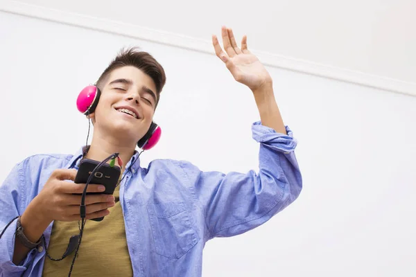 Adolescente Con Teléfono Móvil Auriculares Escuchando Música — Foto de Stock